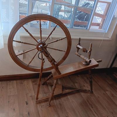 VINTAGE COLLECTIBLE SPINNING WHEEL