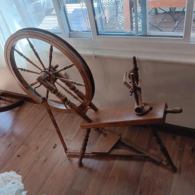 VINTAGE COLLECTIBLE SPINNING WHEEL