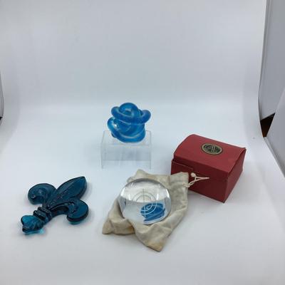 1023 Glass Knot Paperweight with Fleur di Lis Paperweights