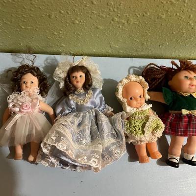 4 mini dolls