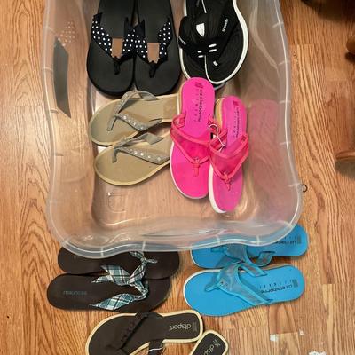 Clear top tote with like new flip flops