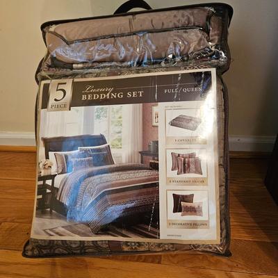 Queen Sized Bedding NIB (GB-DW)