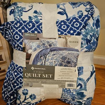 Queen Sized Bedding NIB (GB-DW)