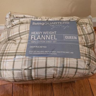 Queen Sized Bedding NIB (GB-DW)