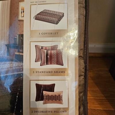 Queen Sized Bedding NIB (GB-DW)