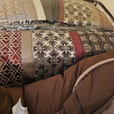 Queen Sized Bedding NIB (GB-DW)