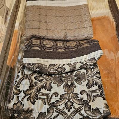 Queen Sized Bedding NIB (GB-DW)