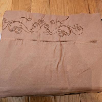 London Fog, Social Standards King Size Comforters and More (GB-DW)