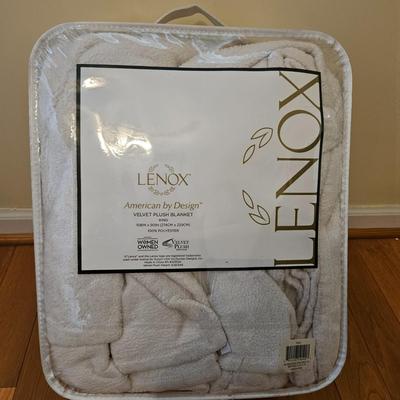 Lenox and Home Accents King Size Bedding (GB-DW)