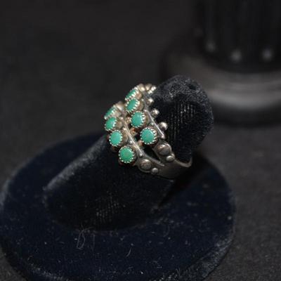 Vintage Sterling Navajo Ring with Malachite Size 5.5 4.7g