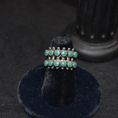 Vintage Sterling Navajo Ring with Malachite Size 5.5 4.7g