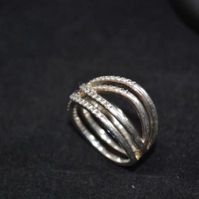 925 Sterling Ring with Quartz Settings Size 7 - 5.5g