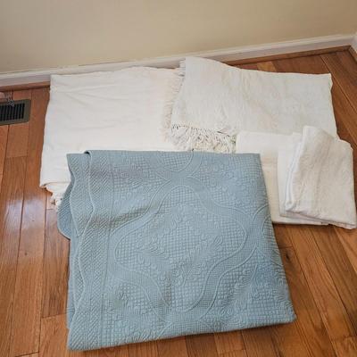 Queen Size Blankets, Shams and a Quilt (GB-DW)