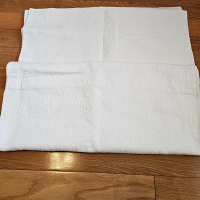 Queen Size Blankets, Shams and a Quilt (GB-DW)