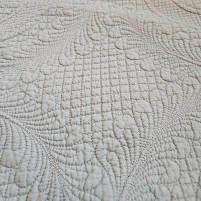 Queen Size Blankets, Shams and a Quilt (GB-DW)