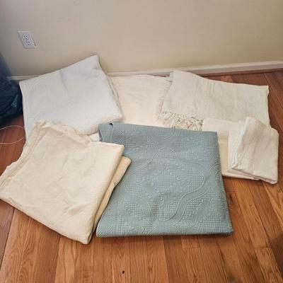Queen Size Blankets, Shams and a Quilt (GB-DW)