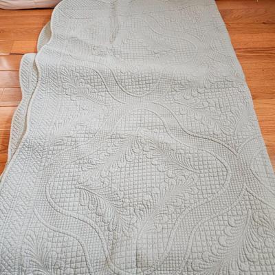 Queen Size Blankets, Shams and a Quilt (GB-DW)