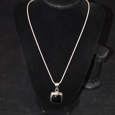 925 Sterling Twisted Chain 20" with 925 and Onyx Pendant 19.7g