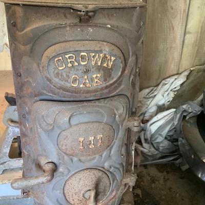 G746 Antique Crown Oak Cast Iron Stove