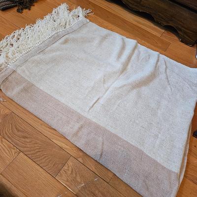 Women's Throws and Wraps (GB-DW)