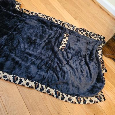 Blankets and Wraps (GB-DW)