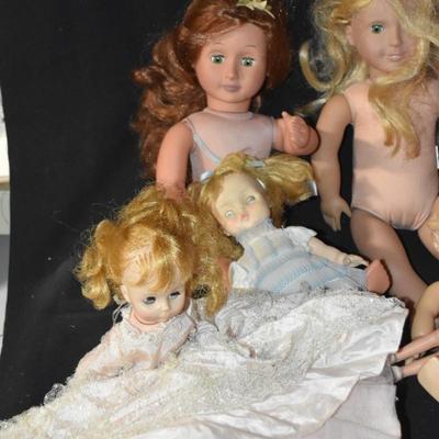 Lot of 8 Dolls