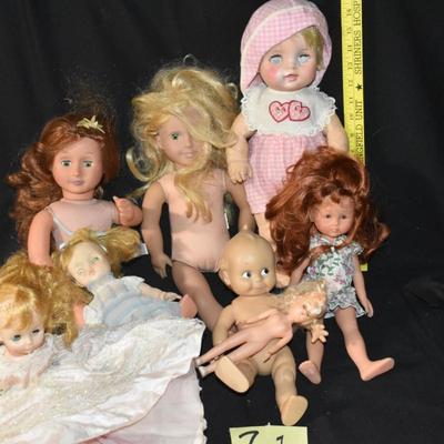 Lot of 8 Dolls