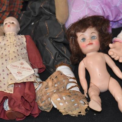 Lot of 8 Dolls