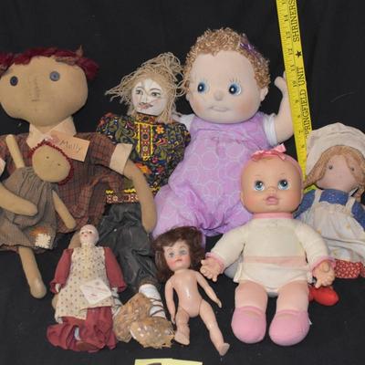 Lot of 8 Dolls