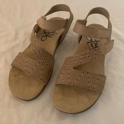 Earth Origins & More Sandals, Size 8 (PC-HS)