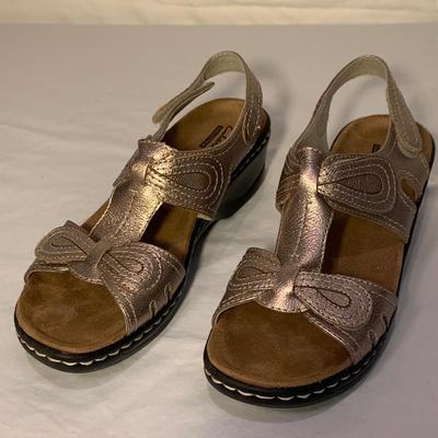 Clarks Shoes & More, Womenâ€™s Size 8 (PC-HS)