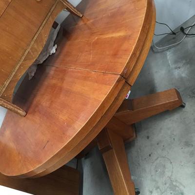 Round Dining Table with 2 Leafs