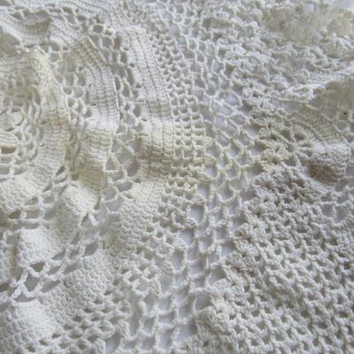 Large Table Runner and 2 Doileys