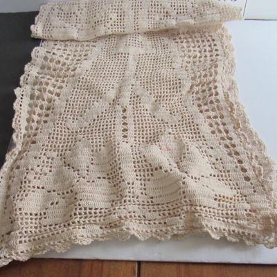 Large Table Runner and 2 Doileys