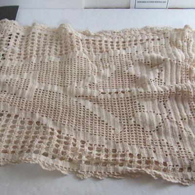 Large Table Runner and 2 Doileys
