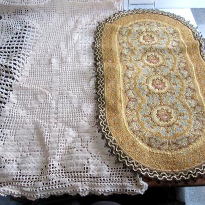 Large Table Runner and 2 Doileys