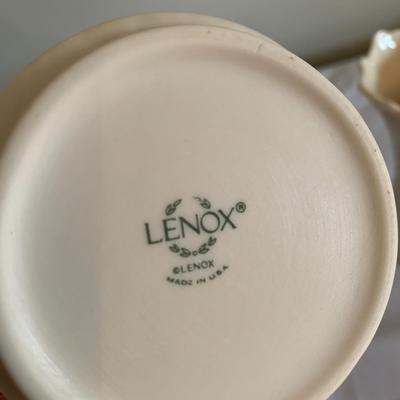 LENOX Porcelain Vase Classic Ivory Embossed Woodland Leaf