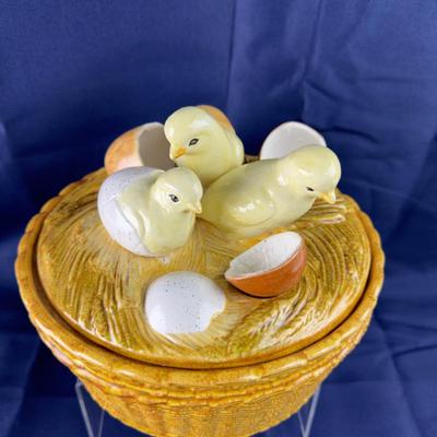 843 Majolica Covered Chick Bowl