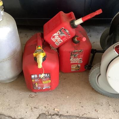 O768 Set of 3 Plastic Gas Containers