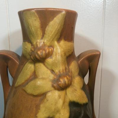 LOT 31L: Vintage 1940s Roseville USA Art Pottery Clematis Pattern Brown Double Handle Vase (108-8