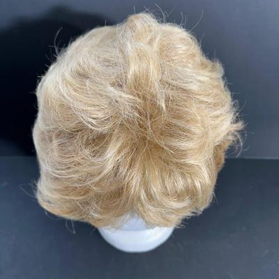 LOT 136X: Papillon Womenâ€™s Wig Style Doree Color 22