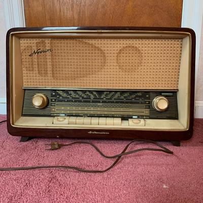LOT 224 Y: Vintage KÃ¶rting Delmonico International Novum AM/FM Radio Model 1047 made in Western Germany