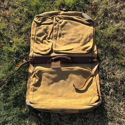 LOT 260S: Vintage USMC Duffle Bags, Shoulder Bags & More (5)