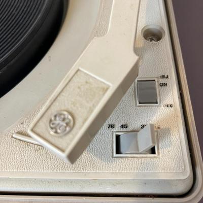 Vintage GE Solid State Automatic Portable Record Player (A)
