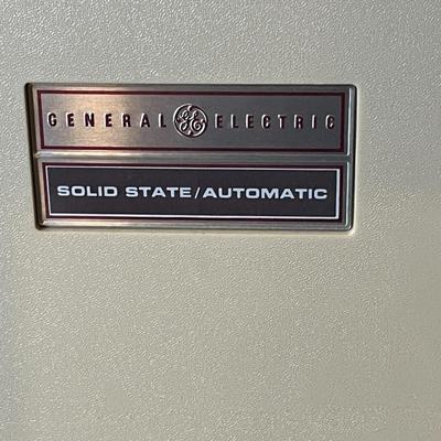 Vintage GE Solid State Automatic Portable Record Player (A)