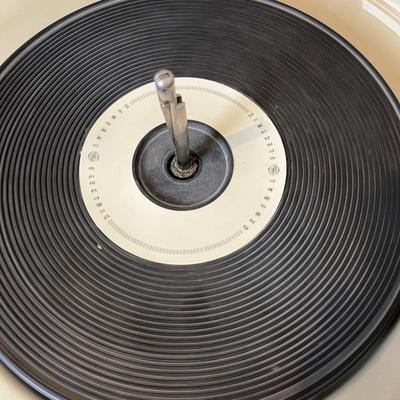 Vintage GE Solid State Automatic Portable Record Player (A)