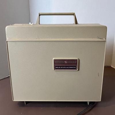 Vintage GE Solid State Automatic Portable Record Player (B)