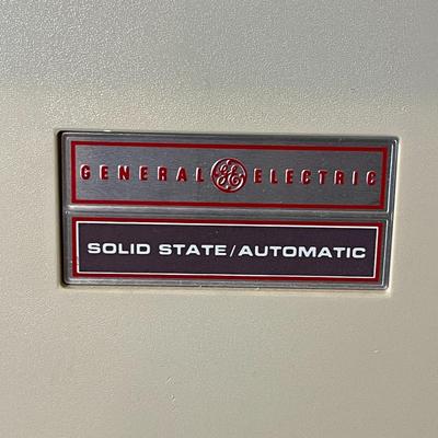 Vintage GE Solid State Automatic Portable Record Player (B)