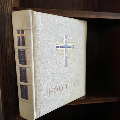 Holy Bible Deluxe Edition