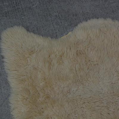 Small White Sheepskin Fur Rug 41